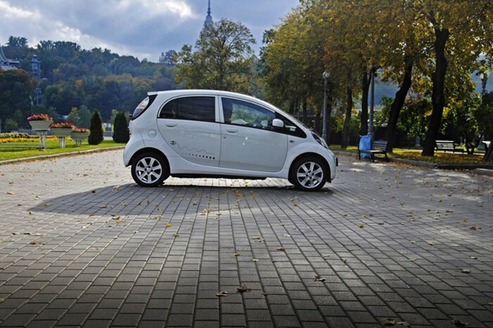 Mitsubishi i-MiEV: Зарядил, поехал, потолкал… и снова зарядил