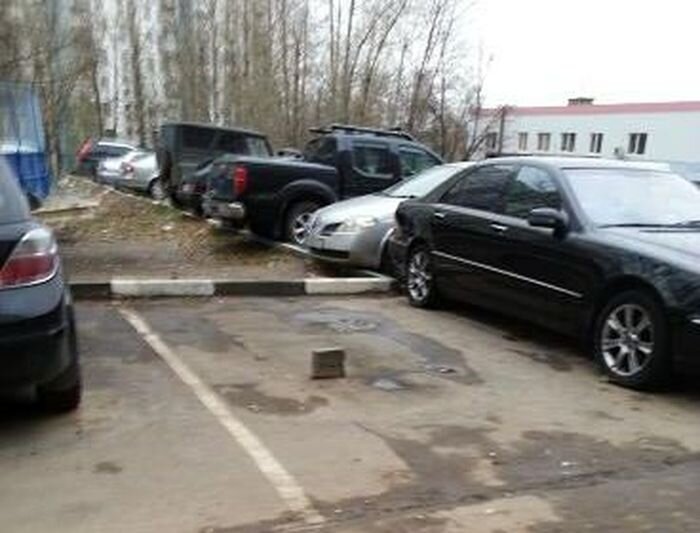И никаких столбиков и цепей на парковке не нужно (2 фото)