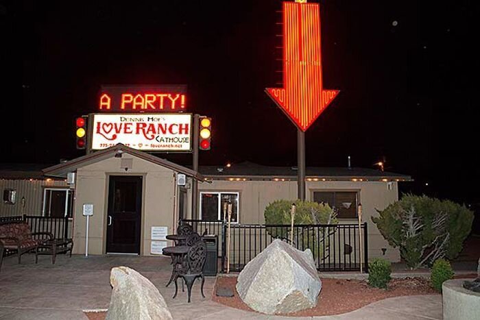 Проститутки тусуются (25 фото)