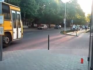 Два тролля прикалываются над водителем автобуса