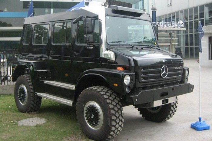 Unimog SUV смотрит сверху вниз на G-класс