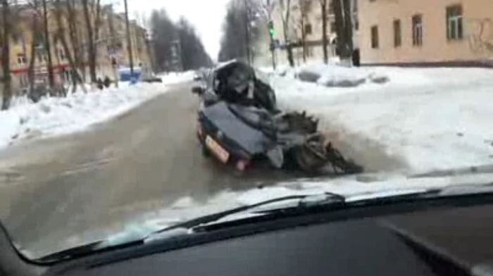 Toyota Corolla после ДТП с трупом на заднем сидении едет по Ярославлю (видео)