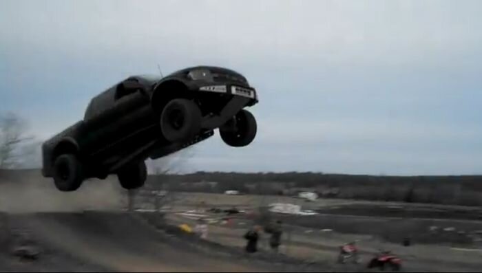 Фееричный прыжок на  Ford F-150 SVT Raptor (2 видео)