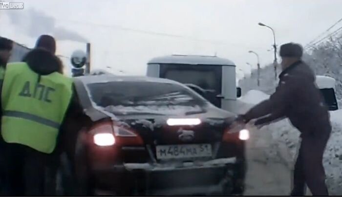   Нарушитель протащил полицейского на капоте авто 200 метров