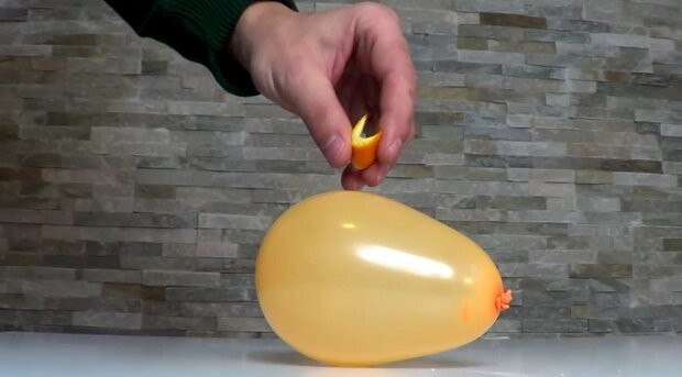Что произойдет с воздушным шариком, если на него брызнуть соком апельсиновой корки