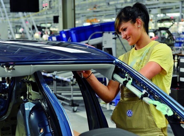 Женский труд на производстве автомобилей (54 фото)