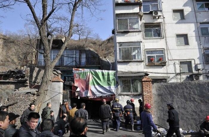 Угольная шахта в подвале дома (3 фото)