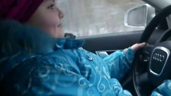 8-летняя девочка за рулем едет 100км/ч по трассе! (видео)