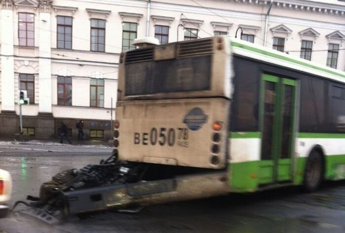  Из автобуса на ходу вывалился двигатель