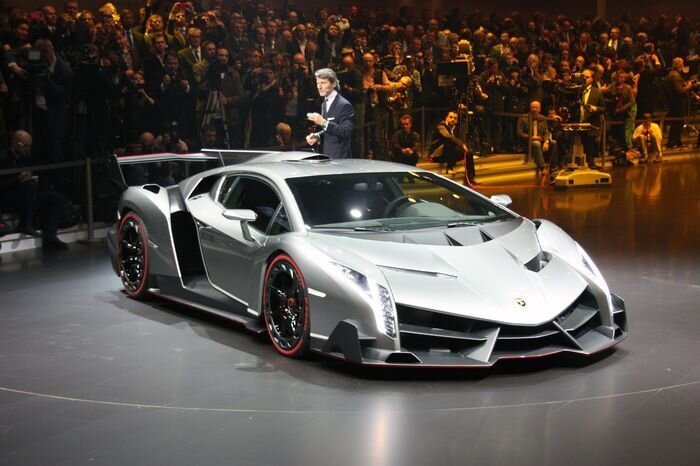 В компании Lamborghini официально показали модель Veneno (36 фото+видео)