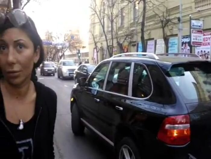 Женская парковка и бычка на встречке в Сочи (4 фото+видео)