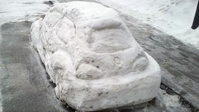 Немецкие копы выписали штраф за парковку машине из снега! (2 фото)