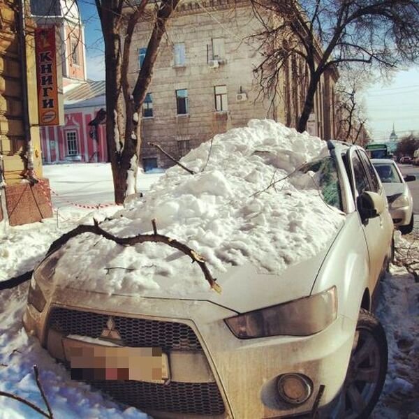 Снег с крыши уничтожил автомобиль (3 фото+видео)