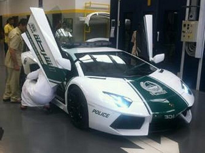 Полиция Дубая получила Lamborghini Aventador (4 фото)