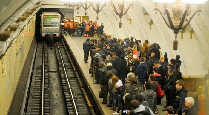 В Московском метро под поезд бросился человек