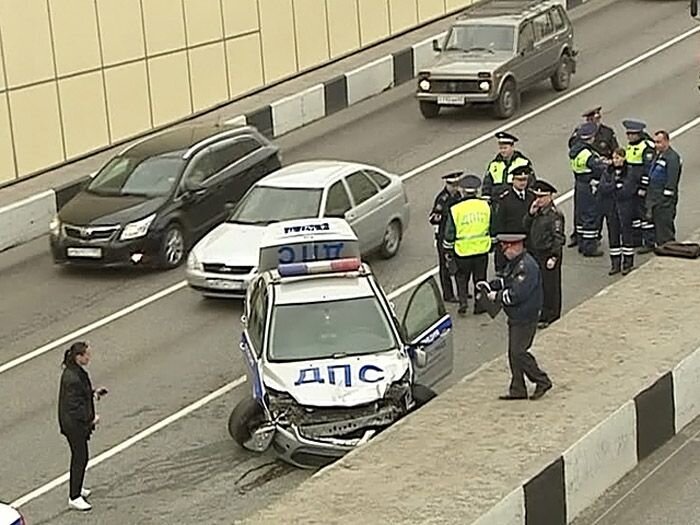 Погоня за полицейским автомобилем (4 фото+видео)