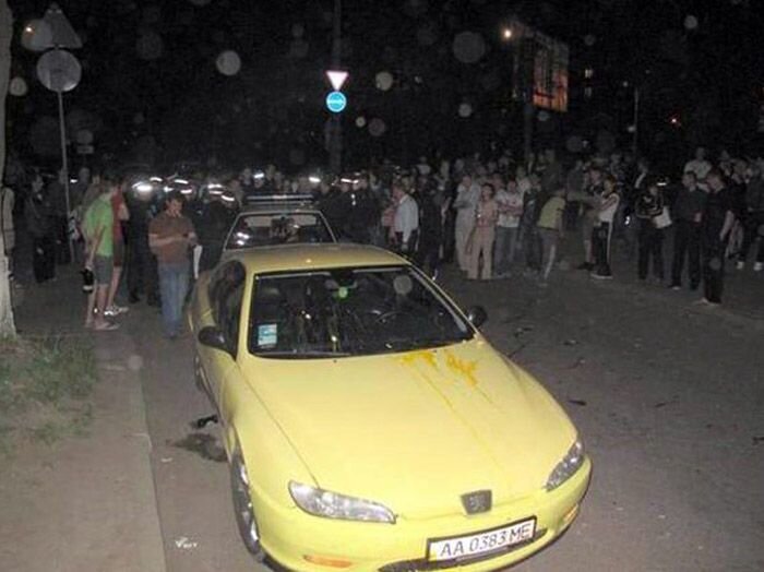 В Киеве толпа чуть не устроила самосуд над водителем (6 фото+видео)