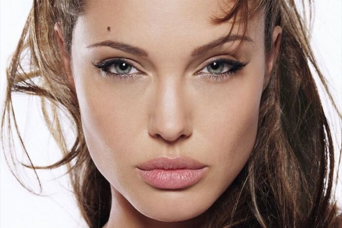 Анджелина Джоли удалила грудь из-за угрозы рака (13 фото)
