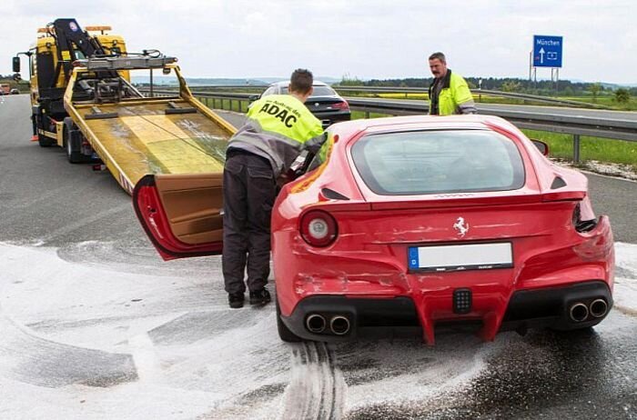 В германии разбили Ferrari F12berlinetta  (5 фото)