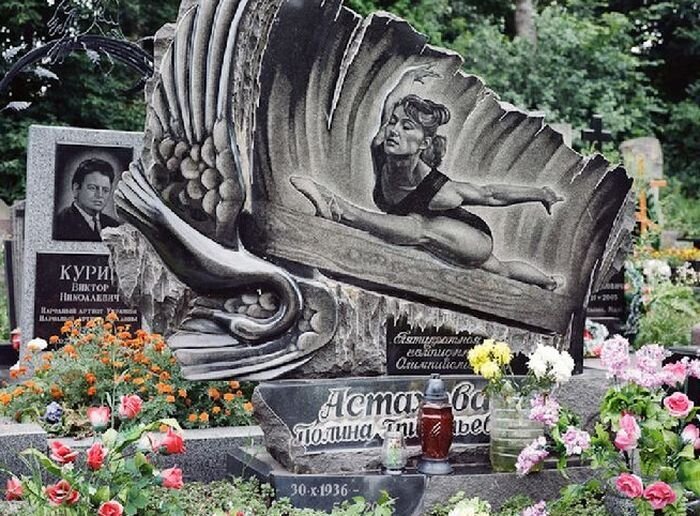 Необычные надгробия на Украинском кладбище (23 фотографии)