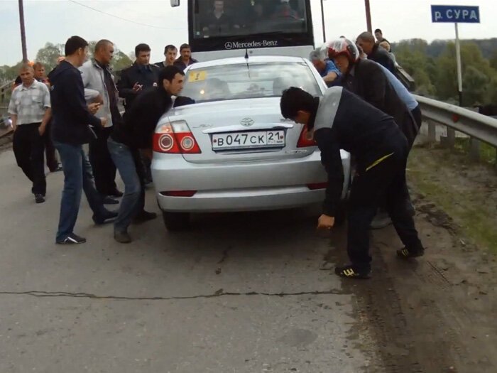 Принципиальная Леди за  рулем (фото+2 видео)