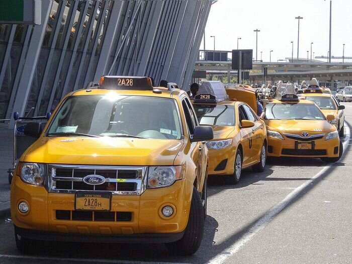 Как Нью-Йорк боролся с бомбилами в аэропортах (10 фото)