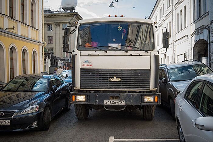 Особенности парковки в Москве (3 фото)