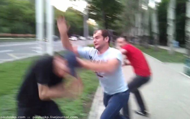  Драка пассажира с контроллером (видео)
