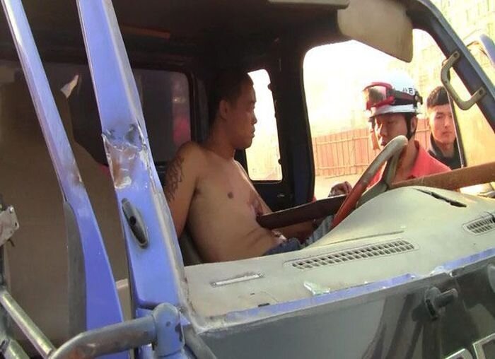 Труба пронзила водителя насквозь (3 фото)