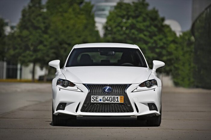 Lexus объявил российские цены на новый седан IS