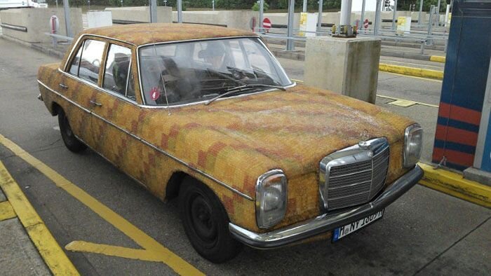 Старенький Mercedes покрытый вкусной оболочкой (3 фото)
