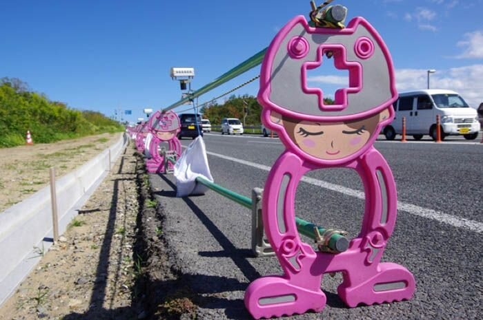 Японские дорожные аниме-ограждения (22 фото)