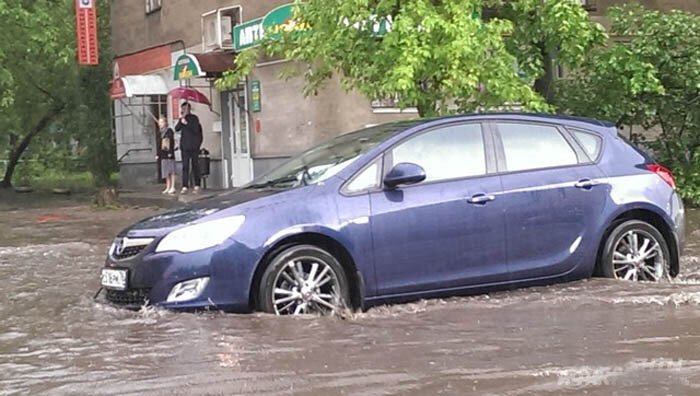 Парня в машине несет течением