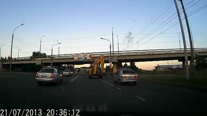 В погоне за трактором (фото+2 видео)