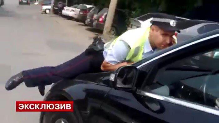 Беременная женщина на машине депутата ЕР сбила полицейского (фото+видео)