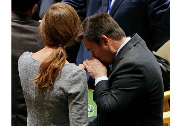 Как Украина целует руки Госпоже Америке