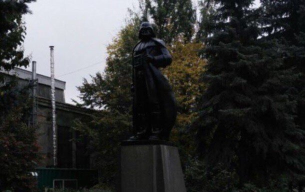 Памятник Ленину в Одессе превратился в Дарта Вейдера