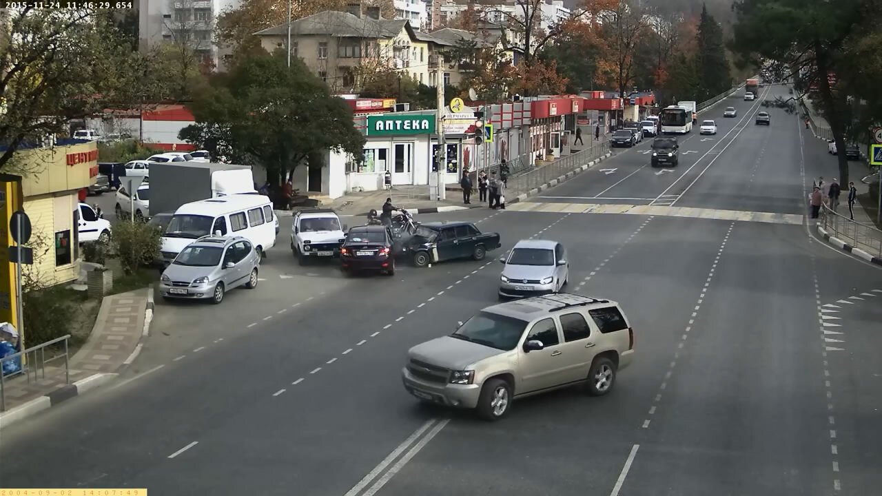 Авария дня. В Сочи семерка протаранила Солярис | Fishki.net