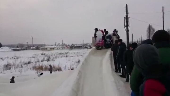 Шикарная ледовая горка в Тюмени