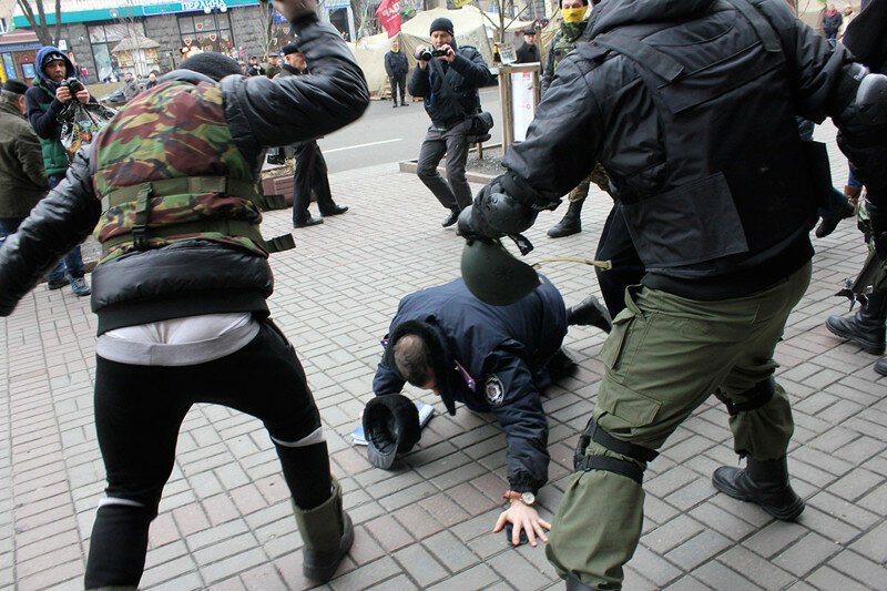 Уничтожение киевской полиции. Переаттестация: вставай на колени и проси прощения у Небесной сотни