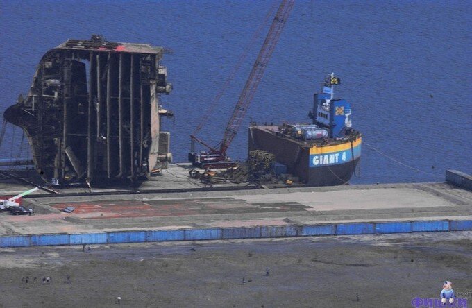 Шторм разорвал корабль напополам (7 фото)