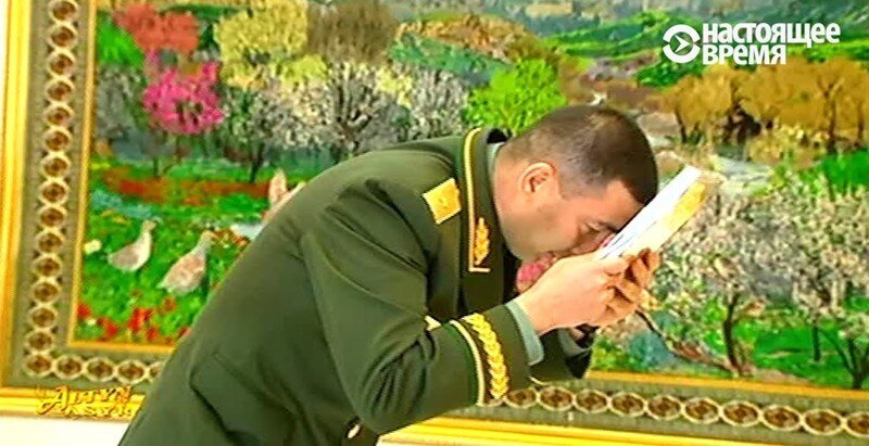 Президент Туркменистана получил право возглавлять страну пожизненно 