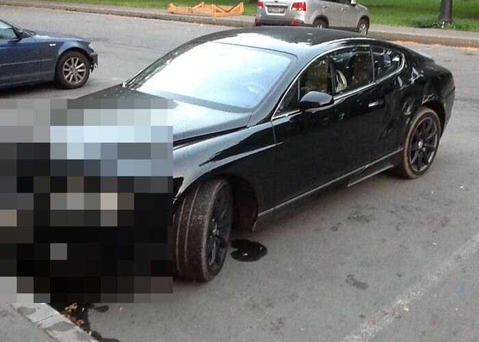 В Питере разбили Bentley за неправильную парковку (4 фото)