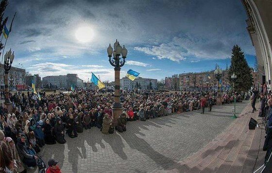 Выяснено: Почему украинцы любят падать на колени