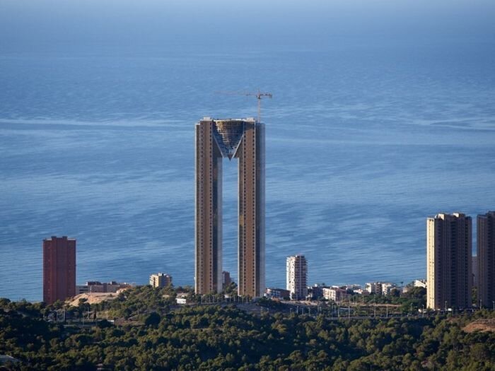В 47-этажной башне в Испании строители забыли построить лифт (26 фото + видео) 