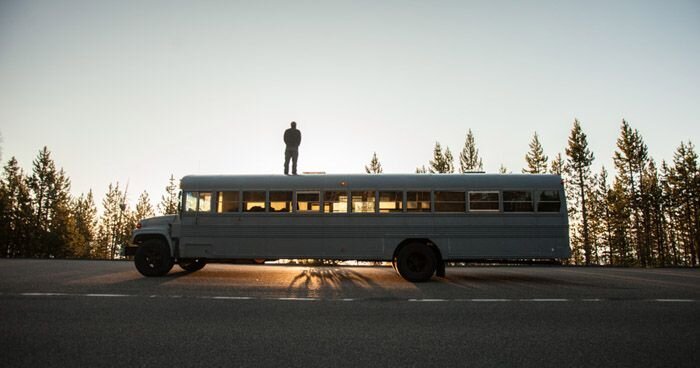 Молодой архитектор сделал из школьного автобуса дом на колесах (6 фото+2 гифки+2 видео)