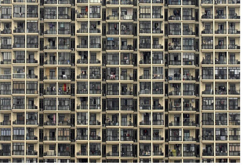 В Китае за выброшенную из окна бутылку заплатили все жильцы дома