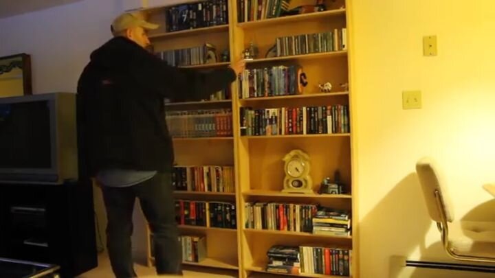 Секретная комната, вход в которую замаскирован под книжный шкаф