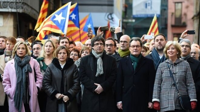  Тысячи людей вышли к зданию суда Барселоны
