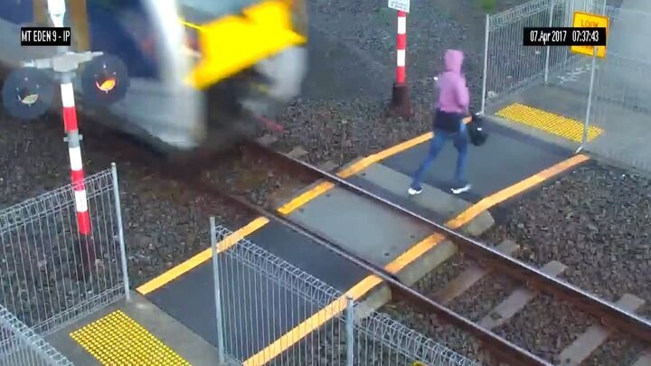 Парень толкнул девушку под поезд. Девушка попала под поезд. Толкнул девушку на рельсы. Мальчика толкнули под поезд.
